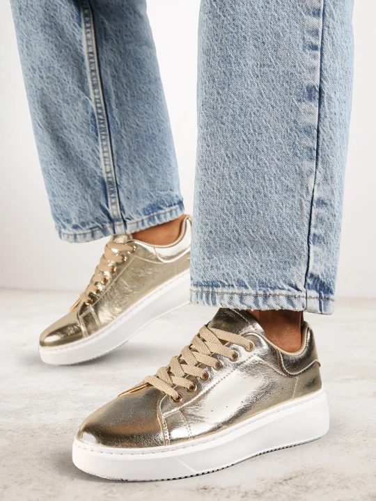Zdjęcie produktu Złote Płaskie Sneakersy Vices z Metalicznym Wykończeniem Syliyana