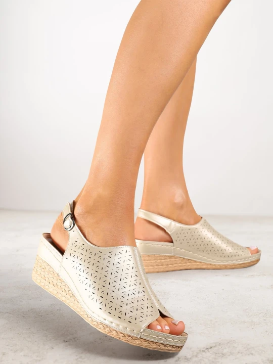 Zdjęcie produktu Złote Sandały Vices na Koturnie z Ażurową Cholewką Nitiana