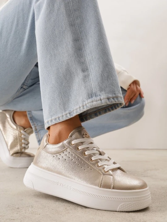 Zdjęcie produktu Złote Sneakersy VICES Ozdobione Gwiazdą i Błyszczącą Wstawką Oranatta