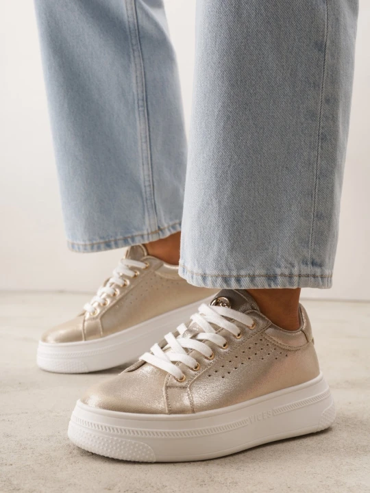 Zdjęcie produktu Złote Sneakersy VICES z Metaliczną Wstawką Perforacją i Gwiazdą Edanatia