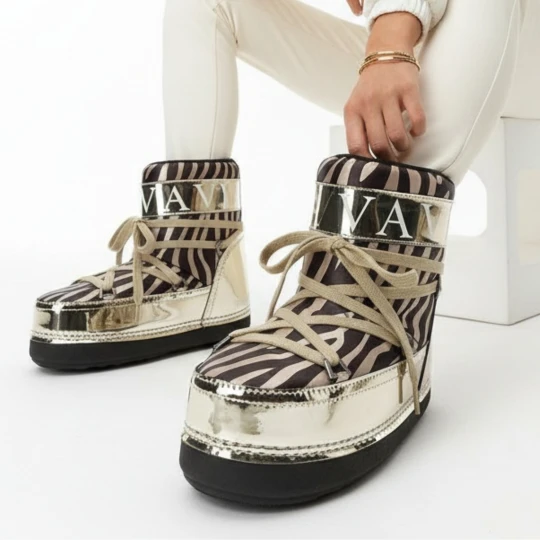 Zdjęcie produktu Śniegowce damskie Donna Fabiani, cholewka z materiału syntetycznego z kontrastowym nadrukiem i sznurowaniem oraz miękkim kołnierzem, zebra‑satyna, 14 złoty