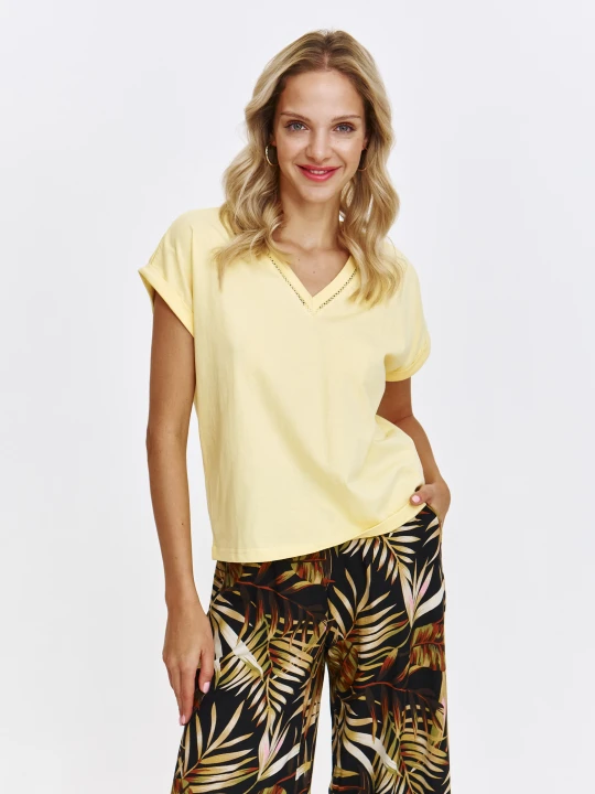 Zdjęcie produktu Żółty t-shirt z dekoltem v-neck TOP SECRET