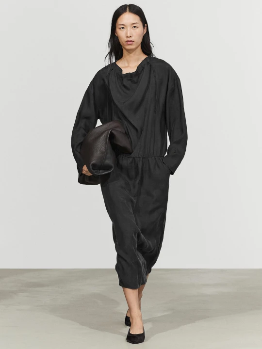 Zdjęcie produktu Zwiewna Sukienka Średniej Długości Z Zabudowanym Dekoltem - Czarny - Massimo Dutti - Female