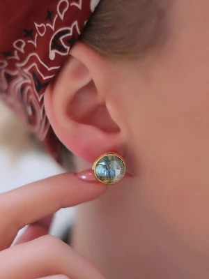 L'Atelier de Gaia Pozłacane kolczyki-wkrętki z labradorytami rozmiar: onesize