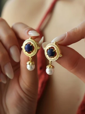 L'Atelier de Gaia Pozłacane kolczyki-wkrętki z lapis lazuli i perłami rozmiar: onesize