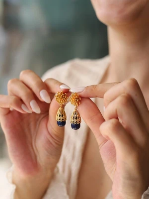 L'Atelier de Gaia Pozłacane kolczyki z lapis lazuli i cyrkoniami rozmiar: onesize