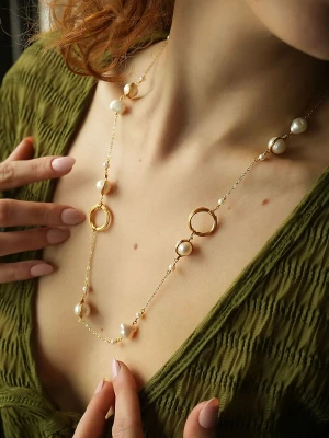 L'Atelier de Gaia Pozłacany naszyjnik z perłami - dł. 70 cm rozmiar: onesize