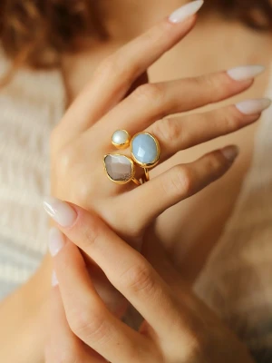 L'Atelier de Gaia Pozłacany pierścionek z kamieniami szlachetnymi i perłą rozmiar: onesize