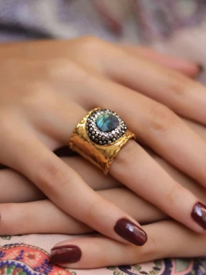 L'Atelier de Gaia Pozłacany pierścionek z labradorytem rozmiar: onesize