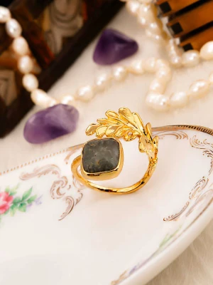 L'Atelier de Gaia Pozłacany pierścionek z labradorytem rozmiar: onesize