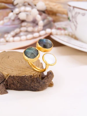 L'Atelier de Gaia Pozłacany pierścionek z perłą i labradorytem rozmiar: onesize