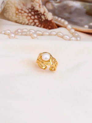 L'Atelier de Gaia Pozłacany pierścionek z perłą rozmiar: onesize