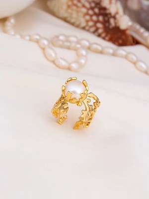 L'Atelier de Gaia Pozłacany pierścionek z perłą rozmiar: onesize