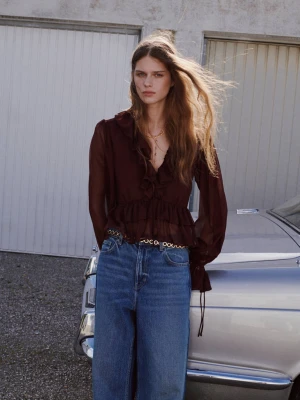 Lejąca bluzka z falbanami czekoladowy - Kobieta - - MANGO