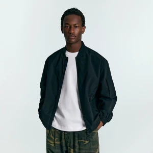 Lekka kurtka bomber z kieszeniami czarna House