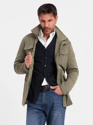 Lekka męska kurtka z kieszeniami i wysokim kołnierzem – khaki V3 OM-JALP-0167
 -                                    S Ombre