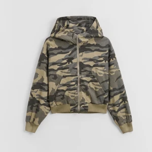 Lekko ocieplana kurtka z kapturem i motywem camo House