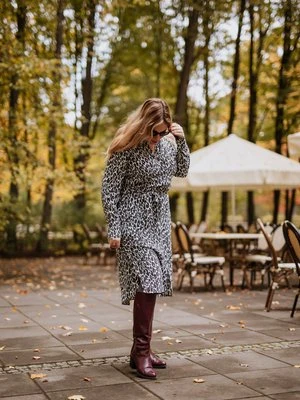 LENZING™ ECOVERO™ Szara wiskozowa sukienka koszulowa w panterkę – Cosmic Chic Olsen