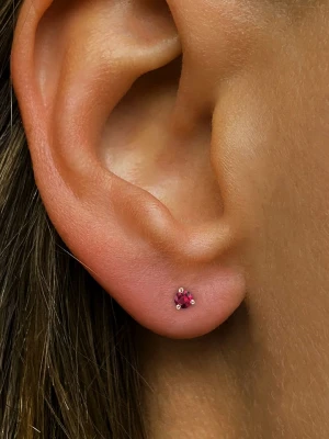 Les Petites Précieuses Pozłacane kolczyki-wkrętki z rubinem rozmiar: onesize