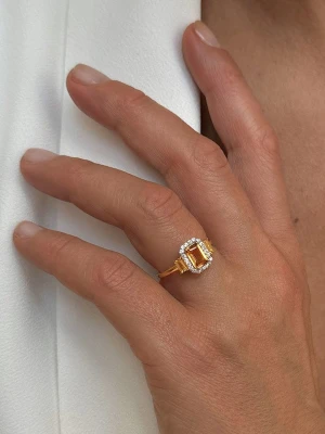 Les Petites Précieuses Pozłacany pierścionek z cyrkonią i szmaragdem rozmiar: 60