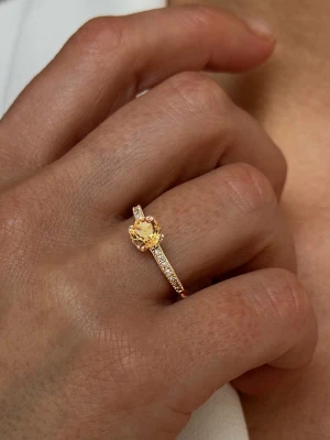 Les Petites Précieuses Pozłacany pierścionek z cyrkoniami i cytrynem rozmiar: 52