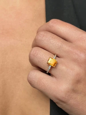 Les Petites Précieuses Pozłacany pierścionek z cyrkoniami i cytrynem rozmiar: 54