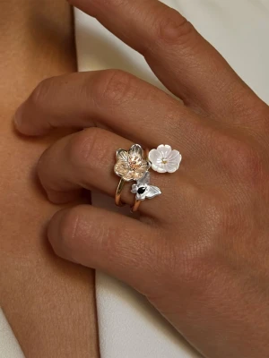 Les Petites Précieuses Pozłacany pierścionek z cyrkoniami i masą perłową rozmiar: 52