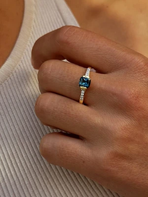 Les Petites Précieuses Pozłacany pierścionek z cyrkoniami i topazem rozmiar: 54