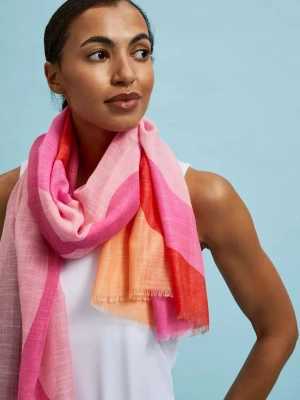 Letni szal w wyrazistym kolorze różowy Moodo