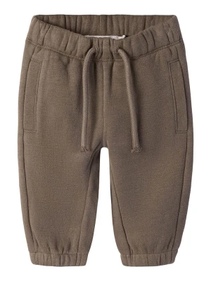 Lil Atelier Spodnie dresowe "London" w kolorze khaki rozmiar: 86 Lil' Atelier