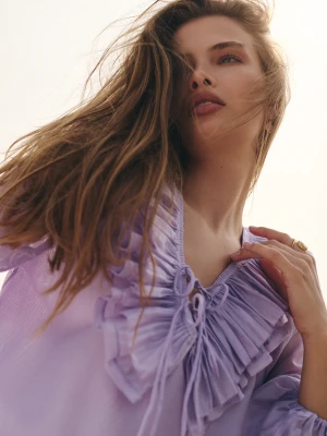 Liliowa bluzka z lyocellu z żabotem i wiązaniem TARANKO