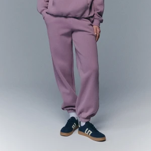 Liliowe spodnie dresowe jogger House