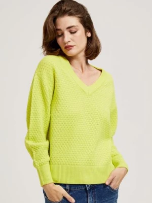 Limonkowy sweter damski z dekoltem w serek Moodo