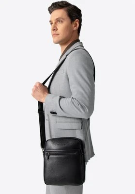 Listonoszka z imitacji skóry z regulowanym paskiem czarna Wittchen