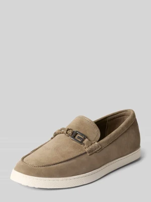 Loafers ze skóry z paskiem w efekt plecionki model 'HEAWS' Guess