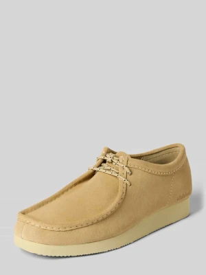Loafersy z wytłoczonym napisem model 'Wallabee' Clarks Piaskowy