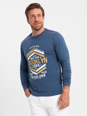Longsleeve męski z nadrukiem w stylu collegowym - niebieski V2 OM-LSPT-0117
 -                                    S Ombre