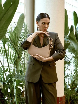 Lucky Bees Torebka "Monroe" w kolorze beżowym - 26 x 18 x 7 cm rozmiar: onesize