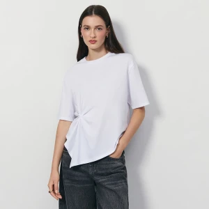 Luźna biała koszulka z marszczeniem House