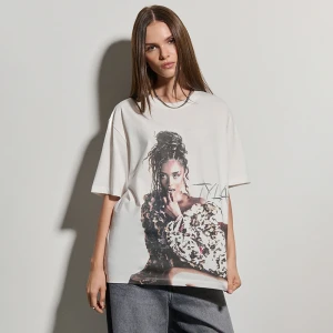 Luźna biała koszulka z nadrukiem Tyla House