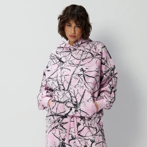 Luźna bluza z kapturem i wzorem camo tree różowa House