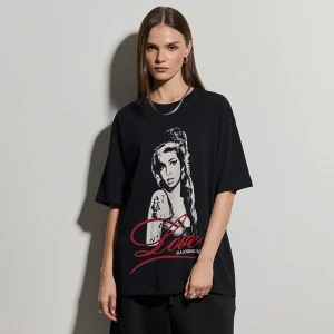 Luźna czarna koszulka z nadrukiem Amy Winehouse