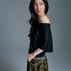 Luźna czarna koszulka z opuszczonym ramieniem House