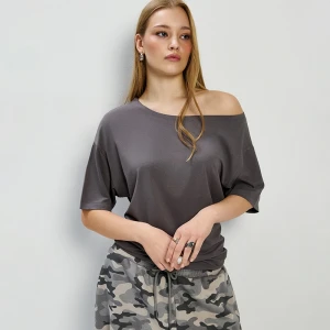 Luźna grafitowa koszulka z opuszczonym ramieniem House