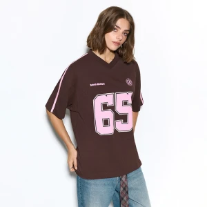 Luźna koszulka z różowym motywem college House