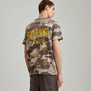 Luźna koszulka z wzorem camo i nadrukami House