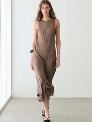 Luźna Satynowa Sukienka Średniej Długości - Toffee - - Massimo Dutti - Kobieta