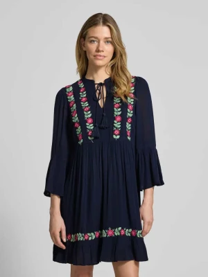 Luźna sukienka z haftami model 'CHELLA' YAS
