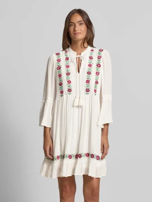 Luźna sukienka z haftami model 'CHELLA' YAS