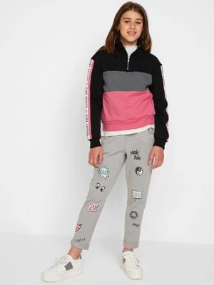 Luźniejsze spodnie  dresowe z komiksowym nadrukiem bonprix